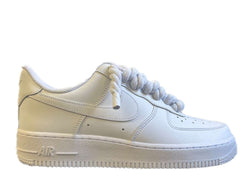 Weißer Nike Air Force 1 Schuh mit weißen, dicken Rope-Schnürsenkeln, die dem klassischen Design des Schuhs einen auffälligen und modernen Akzent verleihen. Der Schuh hat eine matte Oberfläche und eine robuste schwarze Sohle, die für einen markanten Look sorgt.