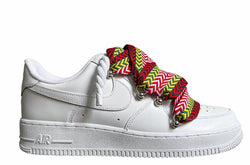 Weißer Nike Air Force 1 Sneaker mit Lanvin und Rope Seil-Schnürsenkeln in einem gelb-grün-roten Zickzack-Muster, "Lanvin" sowie Metallösen und einer robusten Sohle für einen modernen, auffälligen Look.