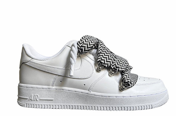 Weißer Nike Air Force 1 Sneaker mit Lanvin und Rope Seil-Schnürsenkeln in einem schwarzen Zickzack-Muster, "Lanvin" sowie Metallösen und einer robusten Sohle für einen modernen, auffälligen Look.