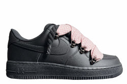 Schwarzer Nike Air Force 1 Sneaker mit Lanvin und Rope Seil-Schnürsenkeln in einem pinken Zickzack-Muster, "Lanvin" sowie Metallösen und einer robusten Sohle für einen modernen, auffälligen Look.