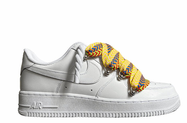 Weißer Nike Air Force 1 Sneaker mit Lanvin und Rope Seil-Schnürsenkeln in einem gelb-blau-roten Zickzack-Muster, "Lanvin" sowie Metallösen und einer robusten Sohle für einen modernen, auffälligen Look.