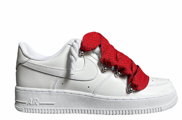 Weißer Nike Air Force 1 Sneaker mit Lanvin und Rope Seil-Schnürsenkeln in einem roten Zickzack-Muster, "Lanvin" sowie Metallösen und einer robusten Sohle für einen modernen, auffälligen Look.