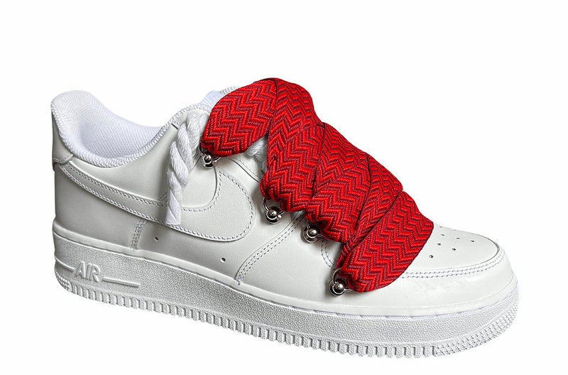 Weißer Nike Air Force 1 Sneaker mit Lanvin und Rope Seil-Schnürsenkeln in einem roten Zickzack-Muster, "Lanvin" sowie Metallösen und einer robusten Sohle für einen modernen, auffälligen Look, von der Seite