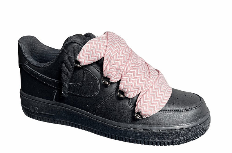 Schwarzer Nike Air Force 1 Sneaker mit Lanvin und Rope Seil-Schnürsenkeln in einem pinken Zickzack-Muster, "Lanvin" sowie Metallösen und einer robusten Sohle für einen modernen, auffälligen Look, von der Seite.