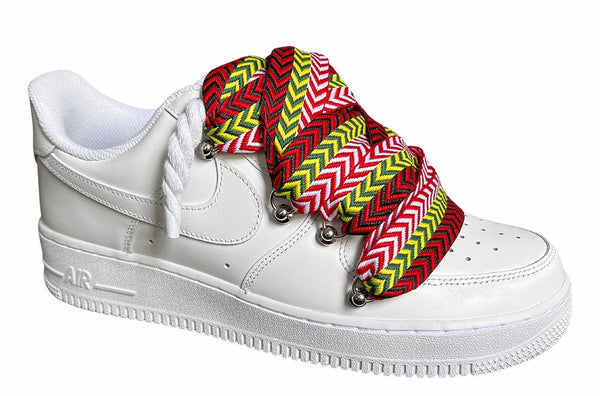 Weißer Nike Air Force 1 Sneaker mit Lanvin und Rope Seil-Schnürsenkeln in einem gelb-grün-roten Zickzack-Muster, "Lanvin" sowie Metallösen und einer robusten Sohle für einen modernen, auffälligen Look, von der Seite.