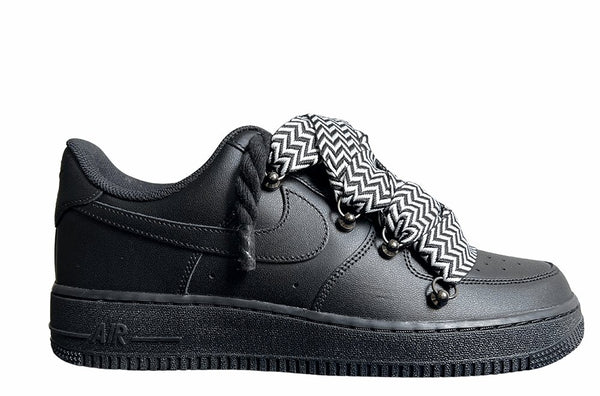 Schwarzer Nike Air Force 1 Sneaker mit mattem Finish und dicken Lanvin-Seil-Schnürsenkeln in einem schwarz-weißen Zickzack-Muster, sowie Metallösen und einer robusten Sohle für einen modernen, auffälligen Look.