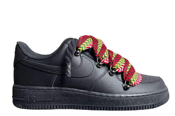 Schwarzer Nike Air Force 1 Sneaker mit Lanvin und Rope Seil-Schnürsenkeln in einem rot-gelb-grünen Zickzack-Muster, "Lanvin" sowie Metallösen und einer robusten Sohle für einen modernen, auffälligen Look.