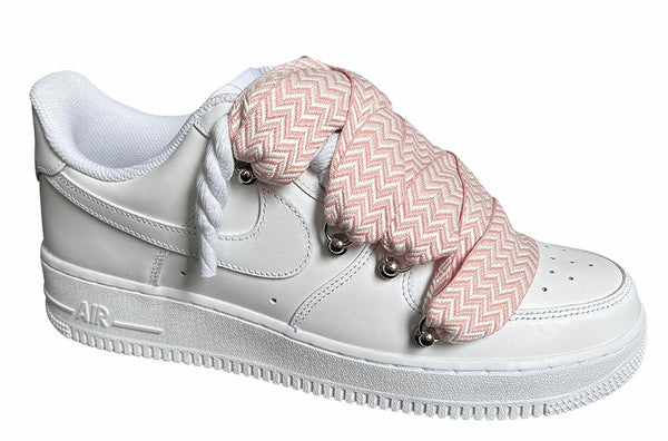 Weißer Nike Air Force 1 Sneaker mit Lanvin und Rope Seil-Schnürsenkeln in einem pinken Zickzack-Muster, "Lanvin" sowie Metallösen und einer robusten Sohle für einen modernen, auffälligen Look, von der Seite.