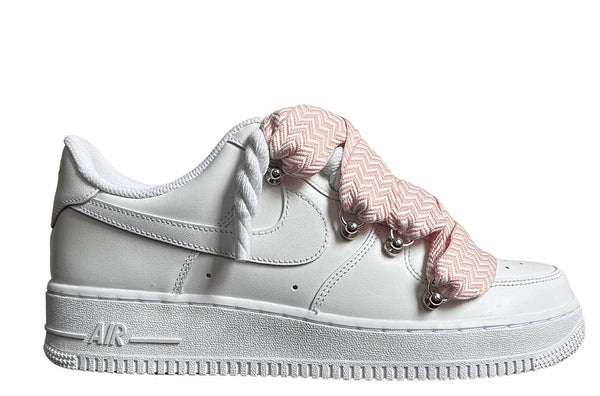 Weißer Nike Air Force 1 Sneaker mit Lanvin und Rope Seil-Schnürsenkeln in einem pinken Zickzack-Muster, "Lanvin" sowie Metallösen und einer robusten Sohle für einen modernen, auffälligen Look.