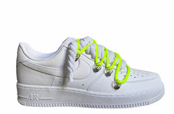 Weißer Nike Air Force 1 Sneaker mit dicken weißen Rope-Schnürsenkeln, kombiniert mit neonfarbenden Akzent-Schnüren. Der Schuh hat eine matte weiße Oberfläche, Metallösen und eine robuste Sohle, die dem Design einen modernen und markanten Look verleiht.